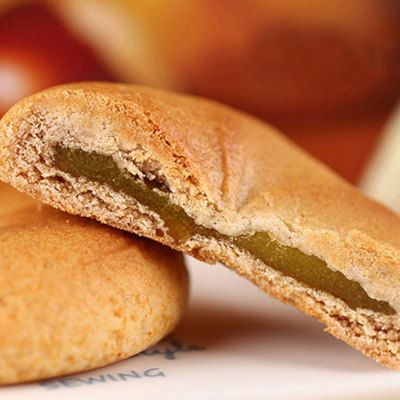 Các hộ dân phường Lê Đại Hành (Hà Nội) lấy nước từ xe bồn chở nước sạch ngày 17/5. Ảnh: Hoàng Thành